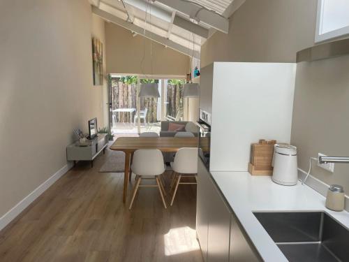 eine Küche und ein Esszimmer mit einem Tisch und Stühlen in der Unterkunft Huisje Hendrik in Baarn