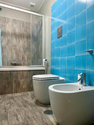 un bagno con un water bianco e un lavandino di Blue Velvet - Salerno Centro a Salerno