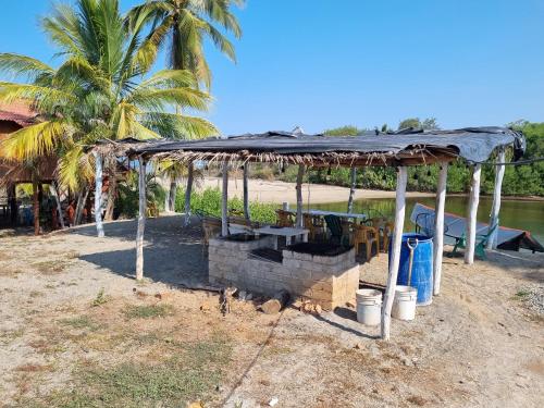 Κήπος έξω από το Bungalows Barra La saladita casa almeja