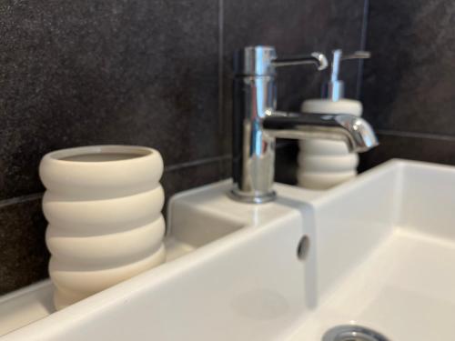 Φωτογραφία από το άλμπουμ του Apartament I LOVE PIOTRKOWSKA z wielkim lustrem, balkonem i klimatyzacją στο Λοντζ