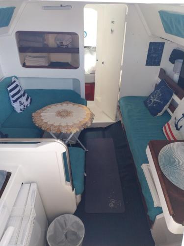 Habitación pequeña con cama y mesa. en Navegar no Douro - Navegação e Turismo Unipessoal, Lda en Vila Nova de Gaia