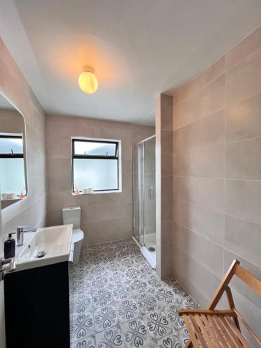 La salle de bains est pourvue d'un lavabo et d'une douche. dans l'établissement Greenville B&B, à Kenmare