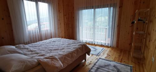 Säng eller sängar i ett rum på Kozalak Forest Mansion