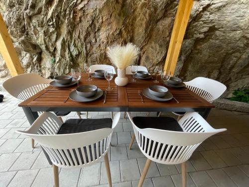 a wooden table with white chairs around it at DoreyHome P3 - Modernes charmantes Apartment in Passau