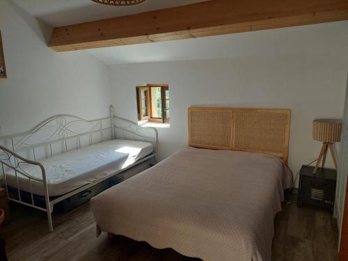 une petite chambre avec un lit et une fenêtre dans l'établissement Maison de charme Orezza Haute-Corse Castagniccia, à Carpineto