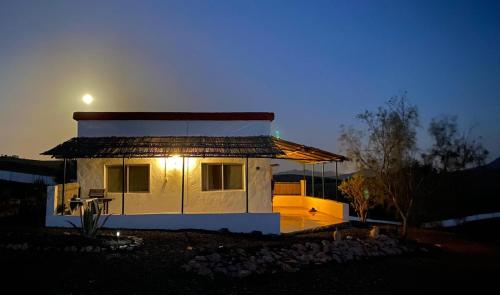 uma pequena casa com uma luz em cima em Casa-Molino em Tuineje