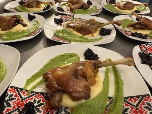 Makanan di atau berdekatan hotel