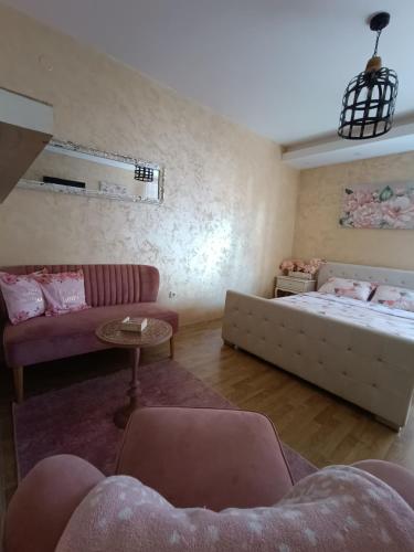 Postel nebo postele na pokoji v ubytování Apartman Golden Rose