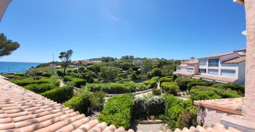 - une vue sur le jardin depuis le toit d'un bâtiment dans l'établissement Appartement Résidence Le Miroir de la Mer - Vue Mer De 20m2 à Saint Aygulf, à Saint-Aygulf