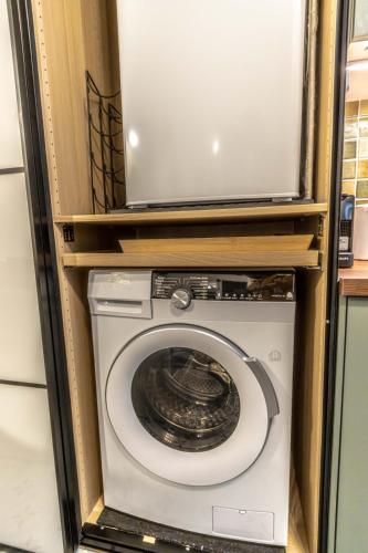 Il comprend un lave-linge et une télévision. dans l'établissement LEDION PARIS 14, à Paris