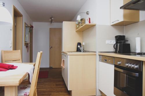 Ett kök eller pentry på Ferienappartements Schweizer Haus