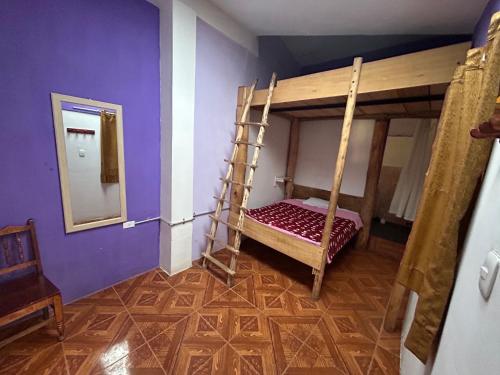 ein Zimmer mit zwei Etagenbetten und einem Spiegel in der Unterkunft El Hospedaje del Muki in Ollantaytambo