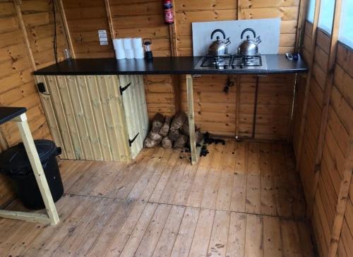 彭布羅克的住宿－Pop up Pembrokeshire，小木屋内带桌子的房间