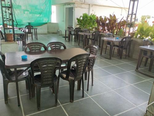 un grupo de mesas y sillas en un restaurante en Parijat PG, en Udaipur