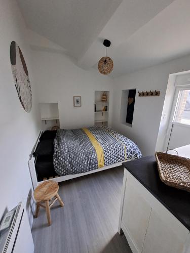 une chambre avec un lit et un bureau dans l'établissement Maison centre-bourg Belleville, à Belleville-sur-Vie