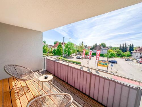 a balcony with chairs and a view of a street at theSunset Club - Studio II - Küche - Balkon - Parken in Memmingen