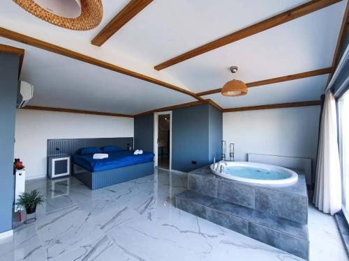 ein großes Bad mit einer Badewanne und einem Bett in der Unterkunft SARIYER 3+1 VİLLA فيلا ساريير 3+1 in Istanbul