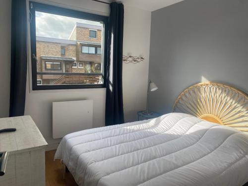 En eller flere senge i et værelse på La Marina du bonheur