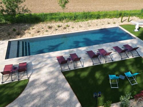 Вид на бассейн в Sans Souci Bed and Breakfast Luxe Heated Pool and Restaurant или окрестностях