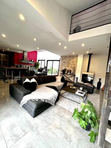 un salon avec un canapé et une table dans l'établissement Maison à 5 minutes des 24H du Mans, à Arnage