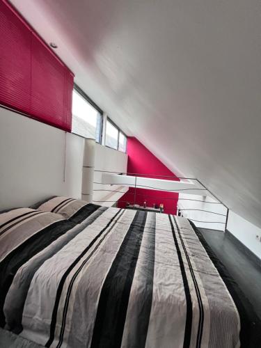 Ένα ή περισσότερα κρεβάτια σε δωμάτιο στο Maison à 5 minutes des 24H du Mans