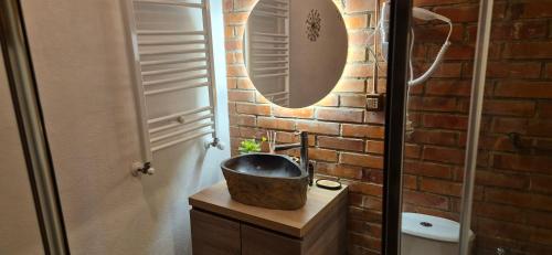 ein Badezimmer mit einem Waschbecken und einer Ziegelwand in der Unterkunft Il Rifugio sul Golfo in Tellaro
