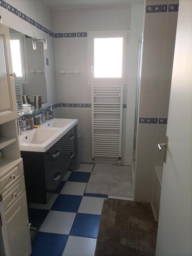 La salle de bains est pourvue d'un lavabo et d'un miroir. dans l'établissement chambre individuelle, à La Bazoge