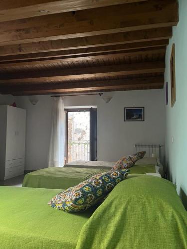 Ένα ή περισσότερα κρεβάτια σε δωμάτιο στο Caruso Holiday House