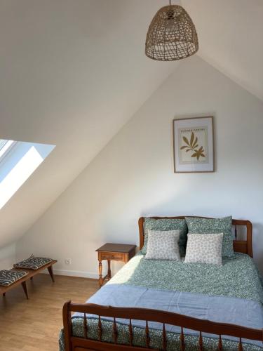 une chambre avec un lit avec une couette verte dans l'établissement Maison Baie du Mont St Michel, à Roz-sur-Couesnon