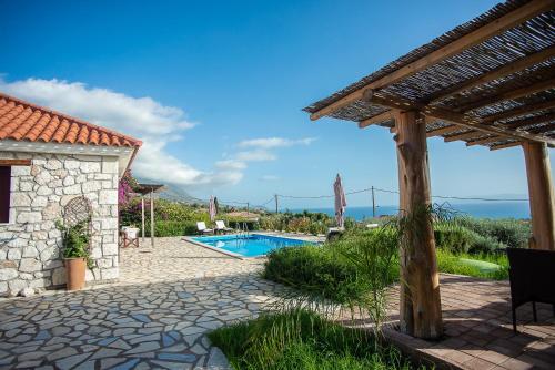 Πισίνα στο ή κοντά στο Trapezaki Garden Villas