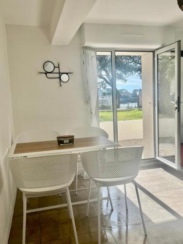 une salle à manger avec une table et deux chaises dans l'établissement La plagiste, à Saint-Palais-sur-Mer