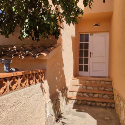 une porte sur le côté d'une maison dans l'établissement Casa Dorada, à L'Escala