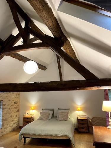 une chambre avec un lit dans un grenier dans l'établissement Ô Bonheurs Simples d'Ecorsaint Il était une fois, à Hauteroche