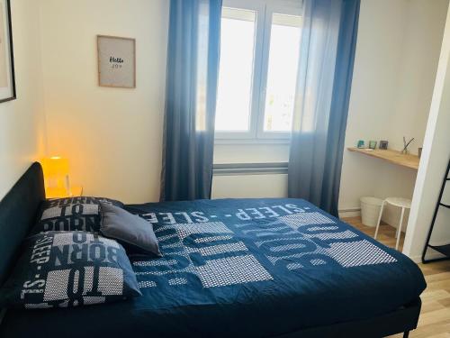 Un pat sau paturi într-o cameră la 3 chambres Situation idéale Aux portes de Lyon Tout confort