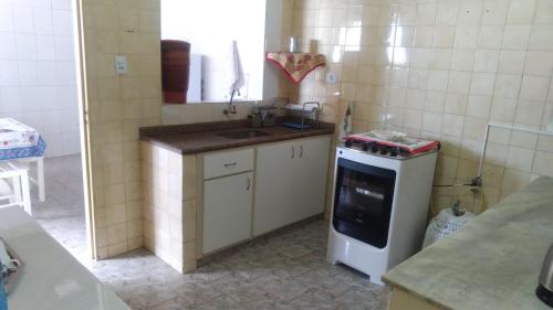Kuhinja oz. manjša kuhinja v nastanitvi Casa Confortável na Região da Pampulha