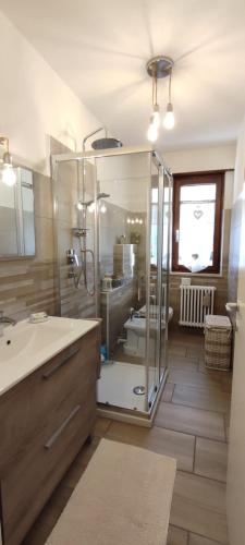 bagno con doccia in vetro e lavandino di Casa Memole a Levico Terme