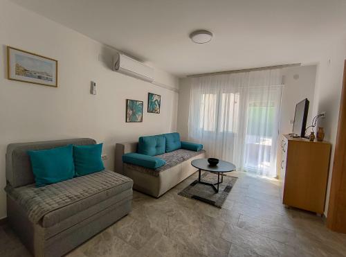 - un salon avec un canapé et une table dans l'établissement MP Apartman, à Sokobanja