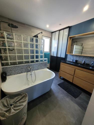 Photo de la galerie de l'établissement Chambres conforts climatisées **24 heures du Mans**, à La Suze-sur-Sarthe