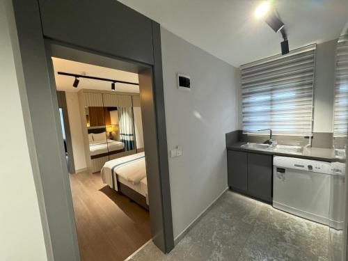 een badkamer met een bed en een wastafel in een kamer bij relaxinn marmaris in Icmeler