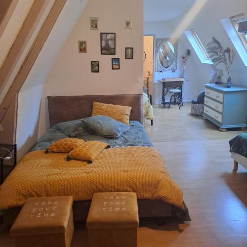 une chambre avec un lit avec deux oreillers dessus dans l'établissement Maison de Vacances, à Tursac