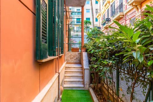 una escalera que conduce a un edificio con plantas verdes en Napoli Relax Rooms Chiaia - Mergellina - Posillipo, en Nápoles