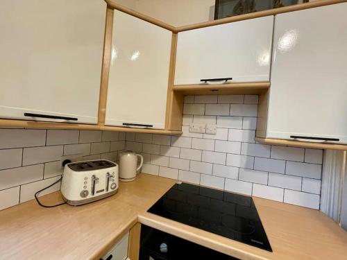 Kuchyň nebo kuchyňský kout v ubytování Cosy Ground Floor Apartment