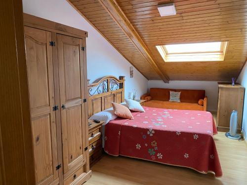 1 dormitorio con cama y techo de madera en Alojamiento Finca La Campa 