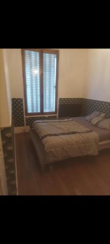 une chambre avec deux lits et une fenêtre dans l'établissement Appartement cosy, à Choisy-le-Roi