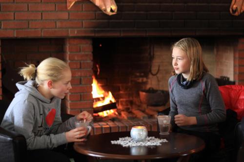 two young girls sitting at a table with a candle at Rauland Høgfjellshotell in Rauland