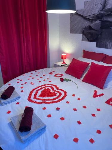 Giường trong phòng chung tại Joli T2, jacuzzi, lit rond, jardin, parking privé, métro