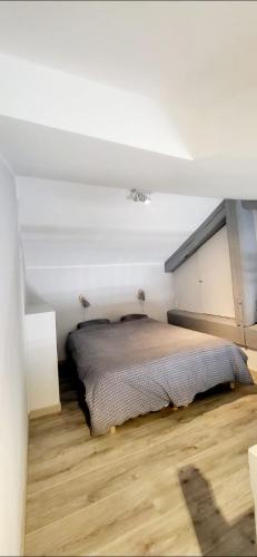 une chambre avec un lit dans une pièce blanche dans l'établissement Villa Châteauneuf Jardin Biovès, à Menton