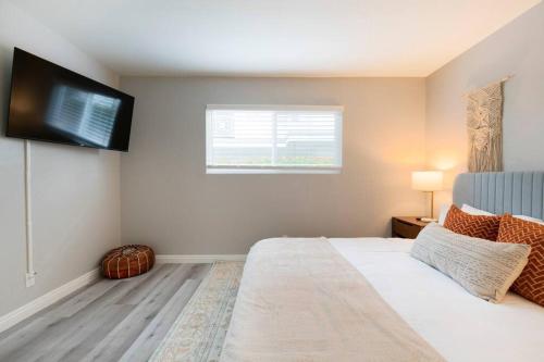 a bedroom with a bed with a television on the wall at Explore DT Alhambra in Alhambra