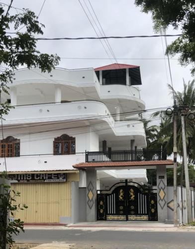 een wit huis met een boot erop bij SARMA VILLA in Tirunelveli East