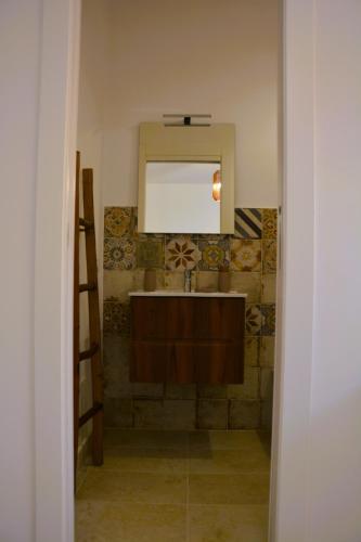 a bathroom with a sink and a mirror at Il Giardino del Tempio in Agrigento